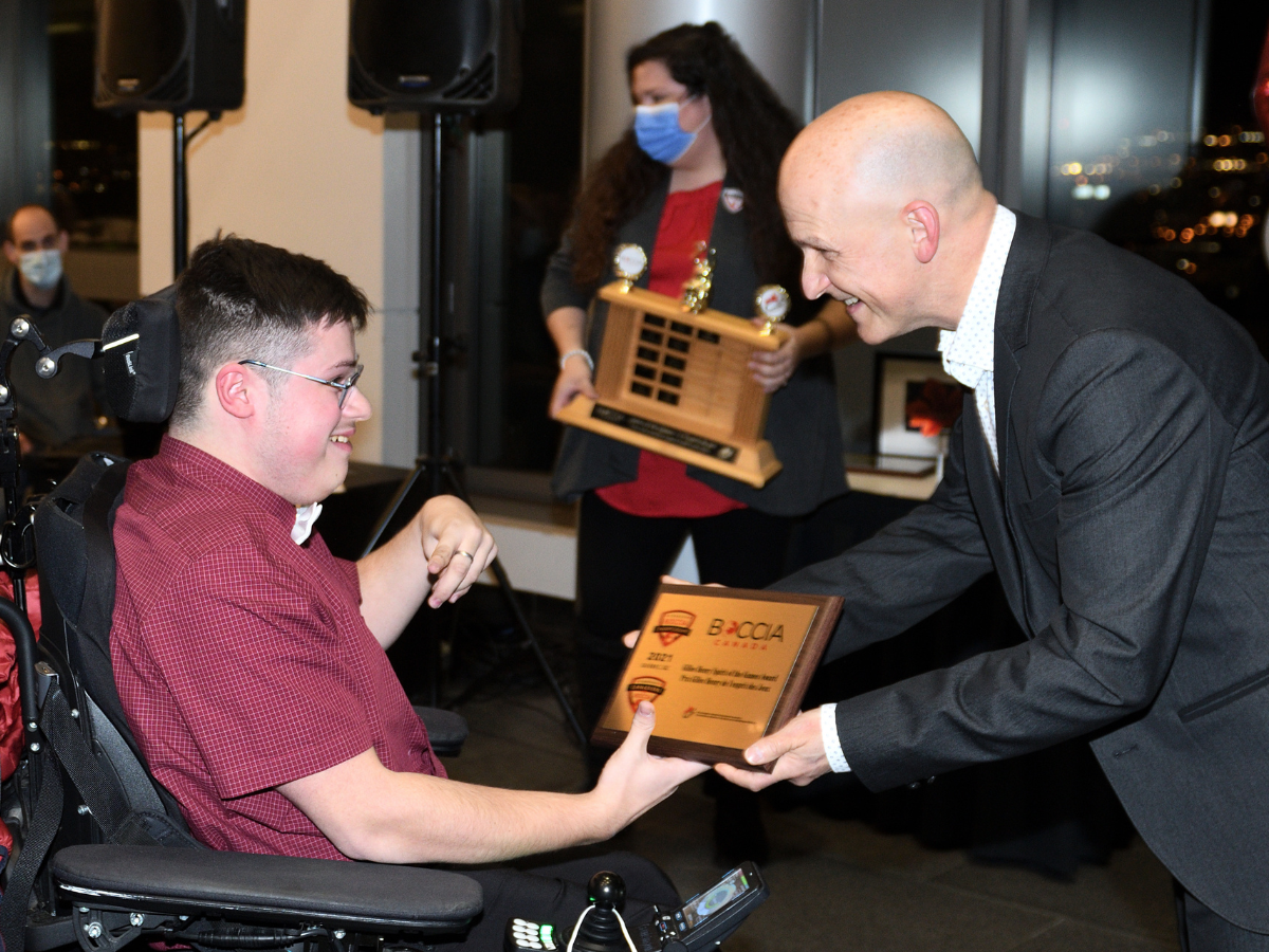 Kabush Para Athlete Fund Award presented to Olivier Roy | Le prix Kabush Para Athlete Fund décerné à Olivier Roy